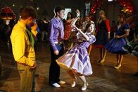 The Middle – Beim Square-Dance-Wettbewerb, zu dem sie von Brad (Brock Ciarlelli, l.) überredet worden ist, stiehlt Sue (Eden Sher, r.) jedem die Show ...