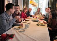 Alle unter einer Tanne – Noch herrscht Frieden an der Kaffeetafel von Elli (Gaby Dohm, 4. v. re.), Robert (Michael Gwisdek) Tobias (Bernhard Piesk, li.), Micha (Claes Kasper Bang, 2. v. li.), Chrissi (Johanna Gastdorf, 3. v. li.), Susanna (Susanna Simon, 3. v. re.), Heiner (Tom Keune, 2. v. re.) und Leonie (Anna Julia Kapfelsberger, re.)