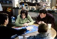 Malcolm mittendrin – Lois (Jane Kaczmarek, mi.) und Hal (Bryan Cranston, re.) entwickeln beim Spieleabend mit den Kindern etwas zu großen Ehrgeiz.