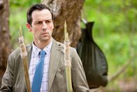 Death in Paradise – Detektive Neville Parker (Ralf Little) vermutet hinter der Tatwaffe einen von diesen spitzen Speeren für das Fangen von Fischen.