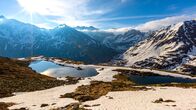 Die Alpen – Kleine hochalpine Seen und Wassertümpel sind im Frühling die Balz und Laichplätze von Grasfröschen.