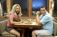 50 erste Dates – Rob Schneider (Ula), Adam Sandler (Henry Roth).