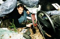 Kommissar Rex – Kommissar Brandtner (Gedeon Burkhard) nimmt das Autowrack etwas genauer unter die Lupe. Er entdeckt ein Mobiltelefon. Hat die Verunglückte kurz vor ihrem Unfall ein Gespräch geführt?; Kommissar Brandtner (Gedeon Burkhard) nimmt das Autowrack etwas genauer unter die Lupe. Er entdeckt ein Mobiltelefon. Hat die Verunglückte kurz vor ihrem Unfall ein Gespräch geführt?
