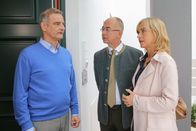Die Rosenheim-Cops – Gisbert von Ackersberg (Heinrich Schafmeister, l.) ist verwundert, als es an der Tür klingelt und Polizeidirektor Gert Achtziger (Alexander Duda, M.) und die Kommissarin Verena Danner (Katharina Abt, r.) davor stehen.