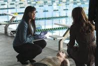 Castle – Lanie Parish (Tamala Jones, l.) vermutet, dass der Hochleistungsschwimmer, der tot im Schwimmbad seiner Uni aufgefunden wurde, keines natürlichen Todes gestorben ist. Kate Beckett (Stana Katic, r.) und ihr Team übernehmen den Fall.