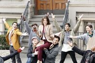 How I Met Your Mother – Robin (Cobie Smulders, M.) muss sich nun damit abfinden, dass sich ihr Leben durch ihren Verlobungsring verändert hat - und sie nun nicht mehr von allen Männern begehrt wird ...
