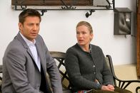 Die Rosenheim-Cops – Kam es zwischen Mareike (Simone Ascher, r.) und ihrem Vater zu einer tödlichen Auseinandersetzung? Hansen (Igor Jeftic, l.) setzt die Brauereitochter unter Druck.