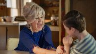 Young Sheldon – Connie "Meemaw" Tucker (Annie Potts, l.); Sheldon Cooper (Iain Armitage, r.)
