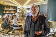 An seiner Seite – Walter (Peter Simonischek, re.) merkt, dass in seiner Ehe nicht alles perfekt läuft. War es ein Fehler, mit der talentierten Pianistin Nathalie Noirot (Petra Michelle Nérette, 2.v.l.) nach New York zu fliegen, um sie dem Intendanten Clive vorzustellen?