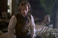 The Strain – Als die Zusammenarbeit mit Fet und der Gruppe von Menschen für Quinlan (Rupert Penry-Jones) unangenehmer wird, erinnert sich der Hybrid an vergangene Zeiten ...