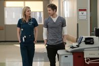 Atlanta Medical – Atlanta Medical Die Zeit, die noch bleibt - The Elopement Staffel 1, Episode 7 Besprechung auf dem Flur: Emily VanCamp als Nicolette Nevin, Matt Czuchry als Conrad Hawkins