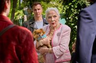 Die Heiland - Wir sind Anwalt – Ruth von Rohden (Marie Anne Fliegel, M.), deren Grundstück sich neben dem Falkenhof befindet, glaubt, dass ein Greifvogel einen ihrer Hunde attackiert hat (hinten: Tim Kalkhof als Ringo Holländer).