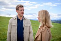 Sturm der Liebe – Vincent (Martin Walde, l.) verschweigt Katja (Isabell Stern, r.), dass das Treffen mit Markus nicht wirklich gut gelaufen ist.