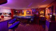 Das war dann mal weg – Der Partykeller: Selbst eingerichtete Kellerräume, mit Flipper, Musikbox, bunten Glühlampen und einem weiteren Phänomen privater Dancefloors waren Institutionen der deutschen Feierkultur.
