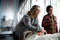 Surviving Summer – Ari (Kai Lewins, l.) und Marlon (Joao Marinho, r.) besuchen Bodhi im Krankenhaus. Sie hat sich im Halbfinale des Surf-Wettkampfes verletzt.