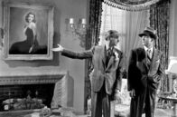 Laura – Radiokolumnist Waldo Lydecker (Clifton Webb, li.) war ein Freund von Laura, deren Ermordung Polizist Mark McPherson (Dana Andrews, re.) aufklären soll.