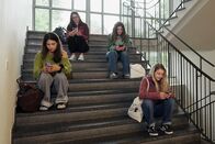 Puls – Puls Glücksfresser Smartphone – Helfen Jugendlichen nur noch Verbote? Vier Schülerinnen auf einer Treppe, jede für sich in ihr Handy vertieft. Copyright: SRF