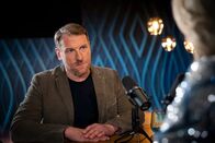 Die Gruaberin – Günther Groissböck während ServusTVs Vodcast „Die Gruaberin“ im Studio X in Wals bei Salzburg, Österreich am 14. Mai 2025