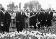 Unser Land in den 50ern – Der Bundeskanzler Konrad Adenauer (1. Reihe, 3. v. l.) auf seinem Eröffnungsrundgang der Bundesgartenschau in Köln am 26.04.1957; rechts von ihm (Mann mit hellem Anzug) der Kölner Oberbürgermeister Theo Burauen und neben diesem der Kölner Gartendirektor Kurt Schönbohm.