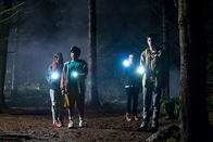 Silverpoint – Ohne Meg machen sich Kaz (Maiya Silveston), Glen (Krish Misra), Bea (Aoife Hughes) und Louis (Oliver Cunliffe, von links) auf den Weg zum Stein. Sie wollen ihn aktivieren und wissen, was passiert, wenn sie in den Lichtstrahl eintreten.
