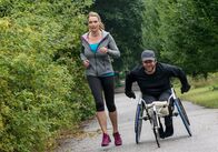 Der Kotzbrocken – Sophie (Aglaia Szyszkowitz) und Georg (Roeland Wiesnekker) trainieren für einen Marathon.