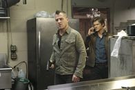 MacGyver – Während MacGyver (Lucas Till, r.) und Jack (George Eads, l.) einen gefährlichen Flüchtigen verfolgen, müssen sie sich mit der berüchtigten Kopfgeldjäger-Familie Colton auseinandersetzen, die ihre Zielperson bereits entführt hat.