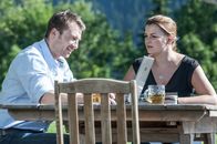 Der Bergdoktor – Hans Gruber (Heiko Ruprecht) und Anne Meierling (Ines Lutz) wollen den Gruberhof künftig im Team bewirtschaften. Auch wenn das heißt, dass Martin nicht zurückkommt.