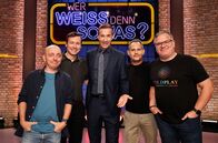 Wer weiß denn sowas? – Moderator Kai Pflaume (M.) und seine Rateteam-Kapitäne Bernhard Hoëcker (l.) und Elton (r.) begrüßen in dieser Sendung den Schauspieler David Kross (2.v.l.) und den Schauspieler Moritz Bleibtreu (2.v.r.).