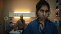 This Is Going to Hurt – Völlig ausgebrannt und allein gelassen, muss Shruti (Ambika Mod) die Schicht als einziger anwesender Arzt selbst leiten. Die Gewissheit, dass nach dem letzten Patienten (Kalim Janjua) unzählige weitere warten, treibt Shruti immer näher an ihre Grenzen.