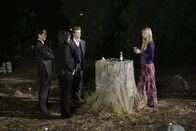 The Mentalist – Auf der Suche nach dem 16-jährigen Cody Elkins machen Kendall Cho (Tim Kang, l.), Teresa Lisbon (Robin Tunney, 2.v.l.) und Patrick Jane (Simon Baker, 2.v.r.) Bekanntschaft mit Tamzin Dove (Azura Skye, r.), einer jungen Frau, die sich selbst als Hexe bezeichnet ...