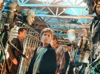 A.I. - Künstliche Intelligenz – Gemeinsam durchstreifen David (Haley Joel Osment, re.) und sein Freund Gigolo Joe (Jude Law) die gefährliche Stadt "Rogue City".