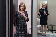 Lara – Als Vorbereitung auf das Konzert ihres Sohnes kauft Lara (Corinna Harfouch, li.) sich ein Abendkleid in einem schicken Geschäft. Die Verkäuferin (Friederike Kempter, re.) ist ganz begeistert von ihrer Auswahl.