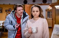 Sturm der Liebe – Theo (Lukas Leibe, l.) ist sprachlos, als Stella (Daniela Galbo, r.) für einen Moment ihre Maske fallen lässt.