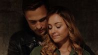 The Royals – Obwohl Liam (William Moseley, l.) sich eigentlich voll und ganz auf den nächsten Schritt gegen Robert konzentrieren müsste, macht er sich Sorgen um Katheyns (Christina Wolfe, r.) Sicherheit. Zu Recht?