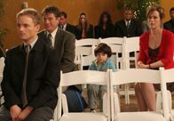 Malcolm mittendrin – Hören gespannt der Rede von Malcolm zu: Francis (Christopher Masterson, l.), Hal (Bryan Cranston, 2.v.l.), Lois (Jane Kaczmarek, r.) und Jaime (James Rodriguez, 2.v.r.) ...