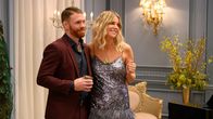Hacks – DJ (Kaitlin Olson) verkündet auf ihrer Geburtstagsfeier zusammen mit Aidan (Paul Felder) eine Überraschung, mit der niemand gerechnet hat.
