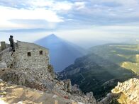 Athos – Vom Gipfel des Athos kann die “Pyramide” bestaunt werden – jedoch nur kurz nach Sonnenaufgang.