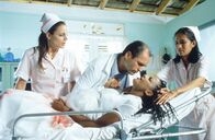 Klinik unter Palmen – (v.li.) Horst-Günter Marx (Dr. Jochen Richter), Elisabeth Lanz (Anja), Dennenesch Zoudé (Betty).
