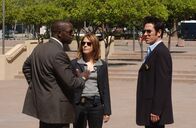 Numb3rs - Die Logik des Verbrechens – Nachdem ein Laster mit radioaktivem Material gestohlen wurde, machen sich David (Alimi Ballard, l.), Terry (Sabrina Lloyd, M.) und Don (Rob Morrow, r.) daran, den Standort der Verbrecher zu finden ...