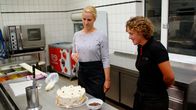 Borkum ... mit Judith Rakers – Judith Rakers bestaunt ihre erste selbstgemachte Friesentorte.