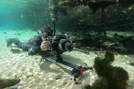 Terra X: Unser grüner Planet – Um Wasserpflanzen zu filmen, nutzt Kameramann Joao Paulo Krajewski ein speziell angepasstes Objektiv mit entsprechendem Slider.