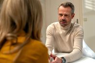 Sturm der Liebe – Erik (Sven Waasner, r.) will sich in sein Schicksal ergeben und Yvonne (Tanja Lanäus, l.) den vermeintlichen Seitensprung gestehen.