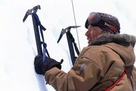 Vertical Limit - In größter Gefahr – Letztendlich schließt sich der erfahrene Bergsteiger Montgomery Wick (Scott Glenn) doch noch der Rettungsexpedition an.