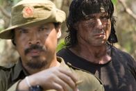 John Rambo – Tut nur, was er für richtig hält: Rambo (Sylvester Stallone, r.) lässt sich nicht von den burmesischen Soldaten einschüchtern ...