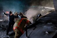 Mayday - Alarm im Cockpit – A rescuer (played by a background actor) calls for help as a firefighter (played by background actor) peers inside the wreckage of Continental Airlines Flight 1713.