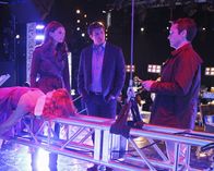 Castle – Die Teilnehmerin eines Schönheitswettbewerbes Amber Middleberry (Stephanie Lynn, l.) wird ermordet aufgefunden. Kevin Ryan (Seamus Dever, r.), Richard Castle (Nathan Fillion, 2.v.r.) und Kate Beckett (Stana Katic, 2.v.l.) stellen bald fest, dass einige ein Motiv hatten ...