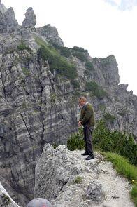 Der Bergdoktor – Um seinem Sohn das Leben zu retten, will sich Georg Sattler (Robert Giggenbach) das Leben nehmen.