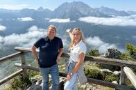 Grenzenlos köstlich – Hoch hinaus: Tamina Kallert (r) und Björn Freitag auf dem Jennergipfel mit majestätischem Alpenpanorama.