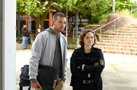 WaPo Bodensee – Jakob Frings (Max König, l.) und Julia Demmler (Wendy Güntensperger, r.) ermitteln in einem Mordfall an der Uni.