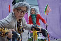 Schloss Einstein – Joyce (Matilda Willigalla, li.) steht vor einer wichtigen Entscheidung und Io (Clara Jaschob, re.) ihr dabei mit einem ungewöhnlichen Vergleich zur Seite.